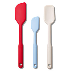 OXO vista frontal del set de 3 espátulas multicolor con agarres cómodos