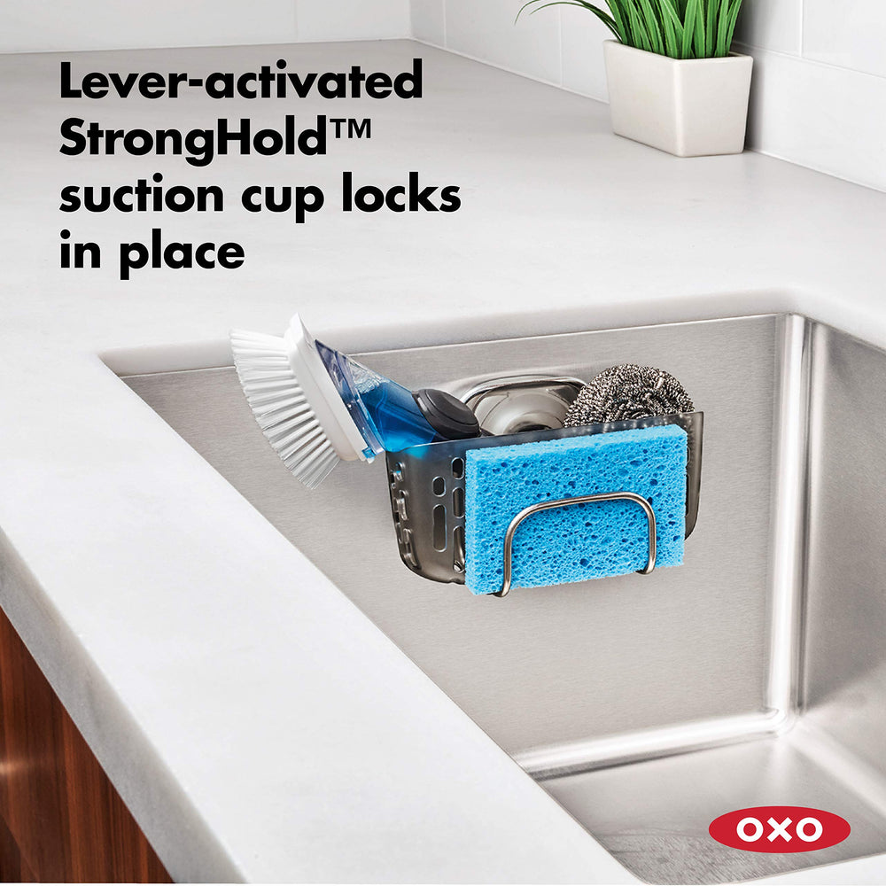 OXO gancho de acero inoxidable sujetando un cepillo al alcance