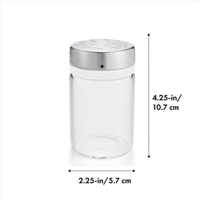OXO Good Grips esparciendo azúcar glas sobre panqueques, acabado limpio
