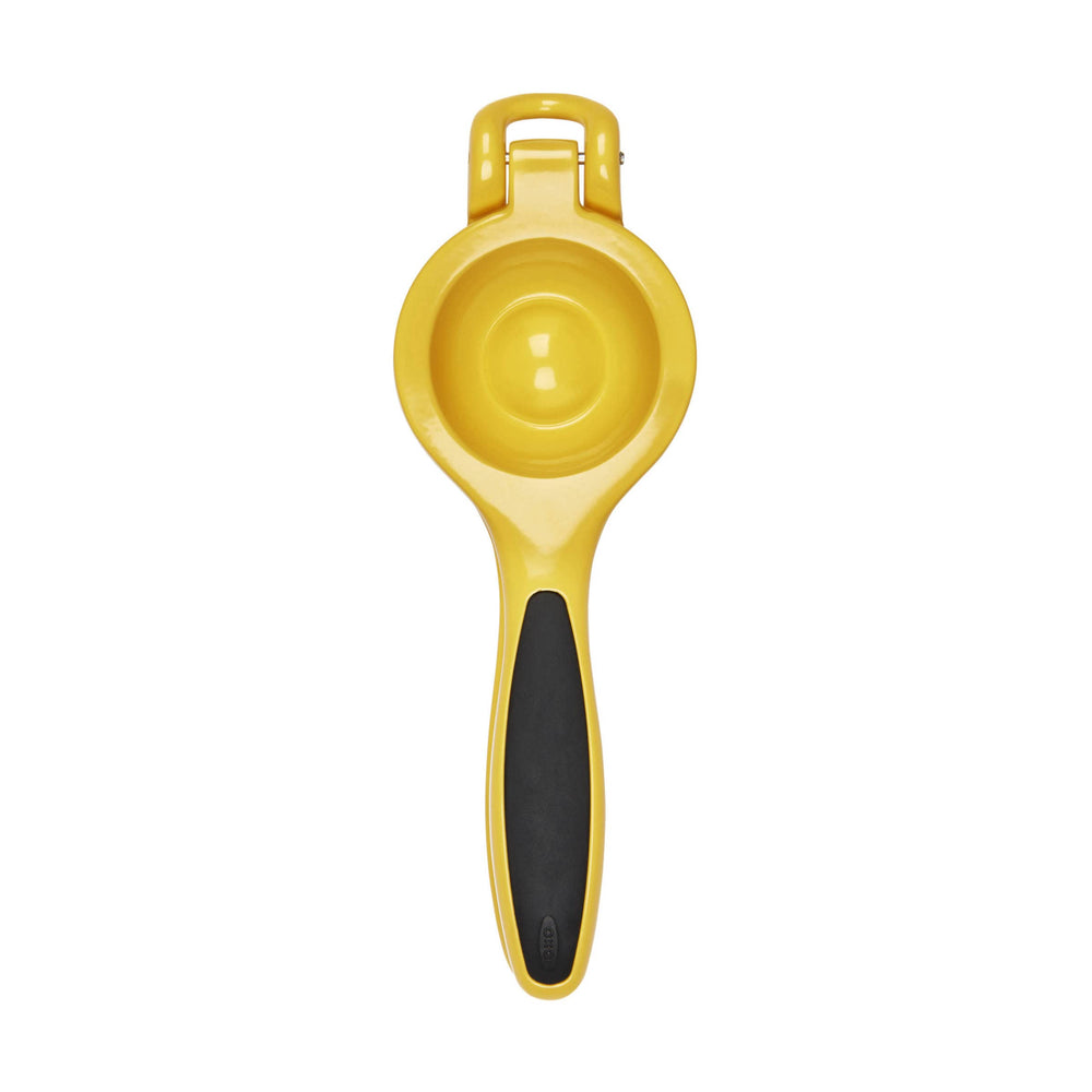 OXO Good Grips junto a limón para comparar tamaño y portabilidad