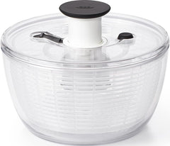 OXO Good Grips vista frontal del mini centrifugador, práctico y compacto