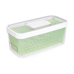 OXO GreenSaver en uso dentro de la nevera mantiene verduras frescas