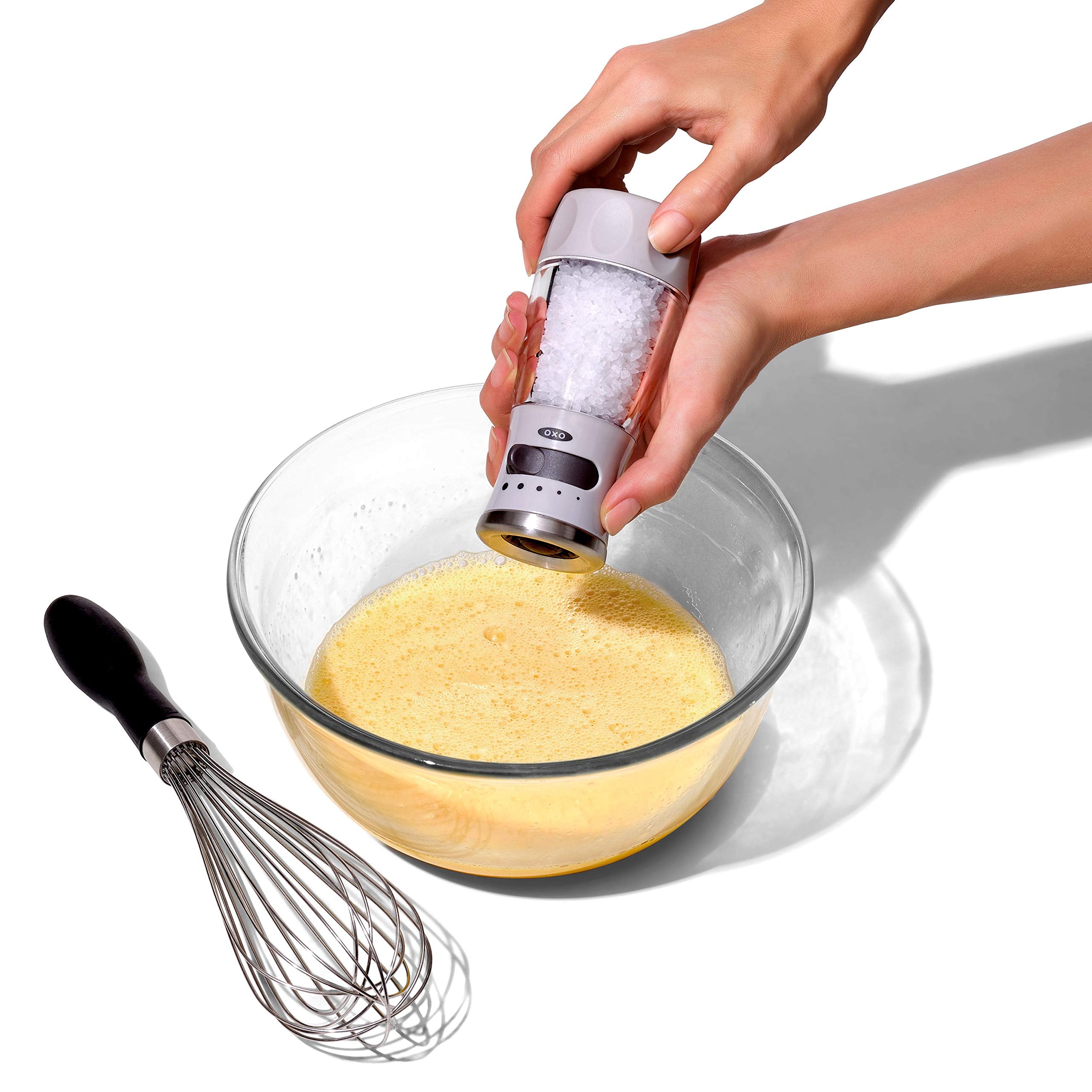OXO comparación de tamaño mostrando escala práctica para cocina y mesa
