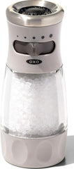 OXO molinillo de sal frontal con acabado moderno y funcionamiento limpio