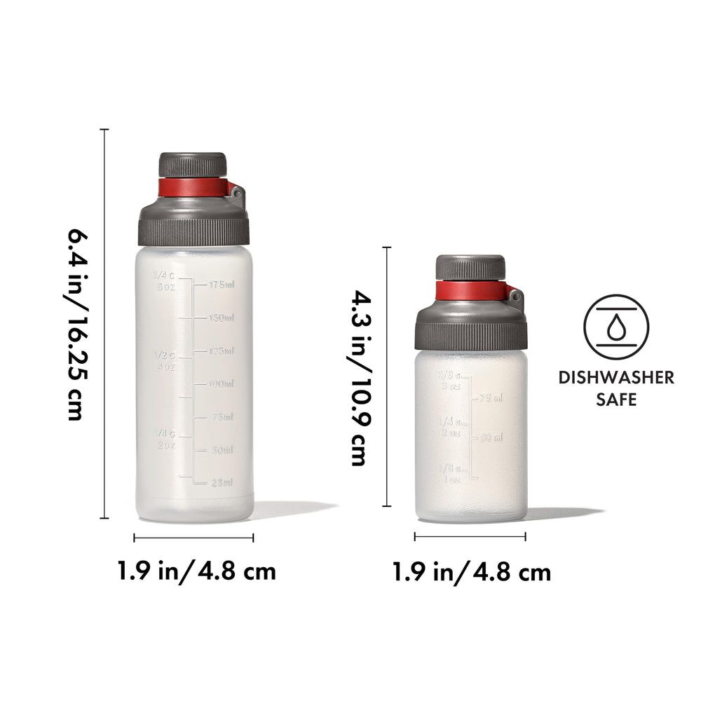 OXO tarros con etiquetas y especias listos para cocinar fuera