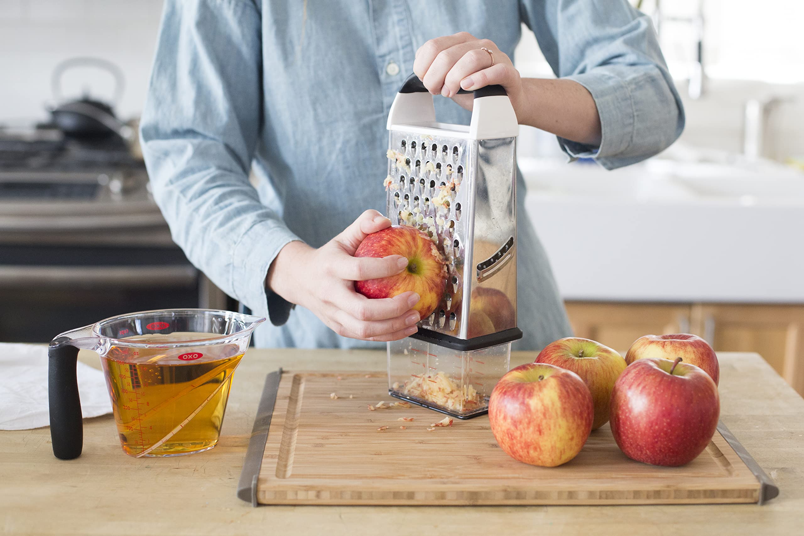 OXO mango blando antideslizante en primer plano, agarre cómodo y seguro