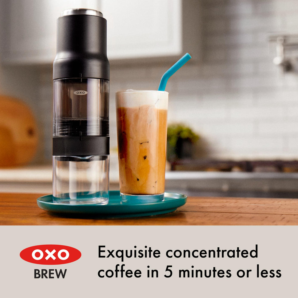 OXO Rapid Brewer uso del tamper para nivelar el café y mejorar extracción