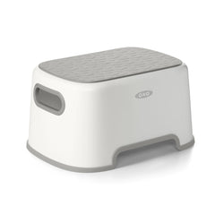 OXO Tot banqueta frente gris mostrando diseño estable y práctico