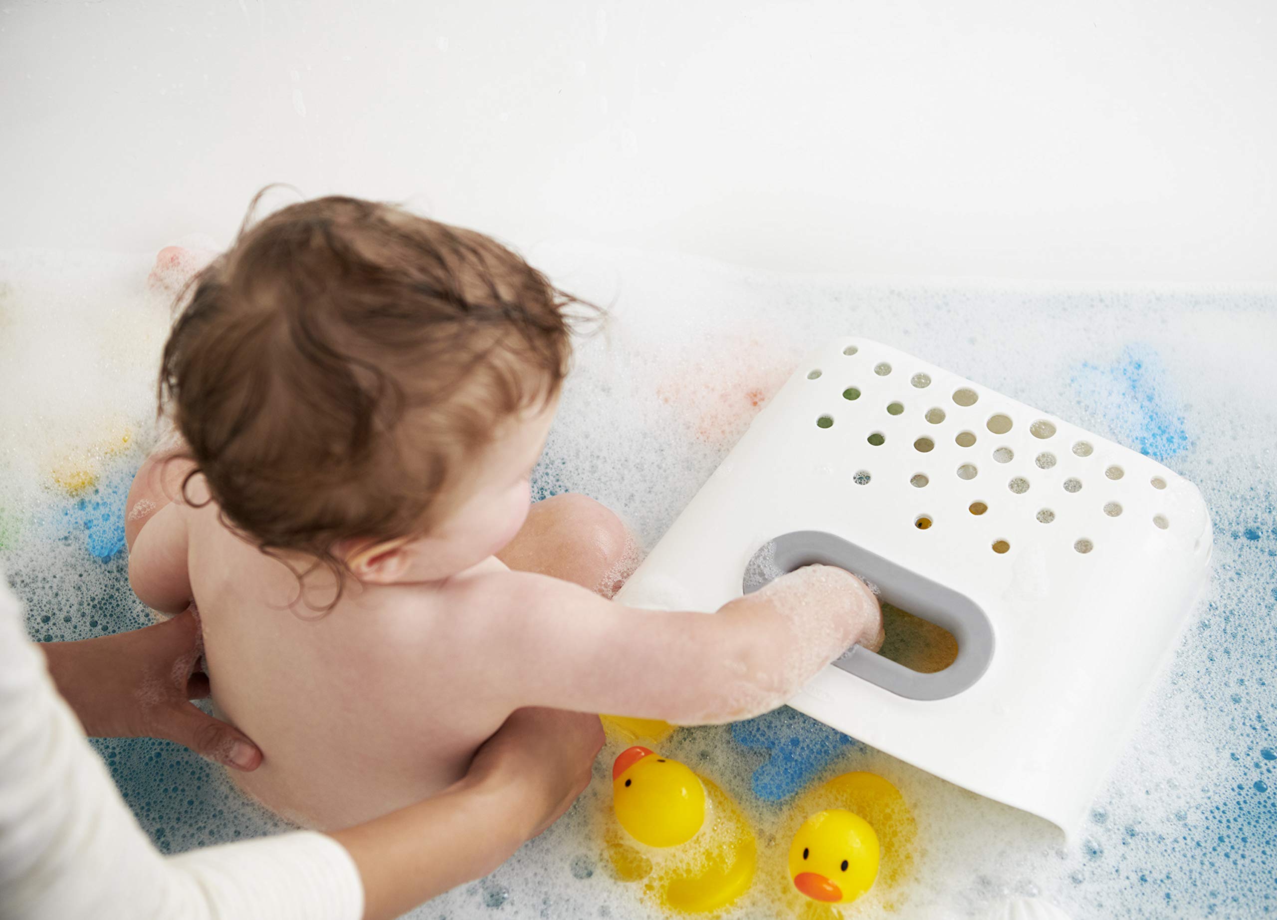 OXO Tot en baño infantil organizado, proporcionando orden y accesibilidad