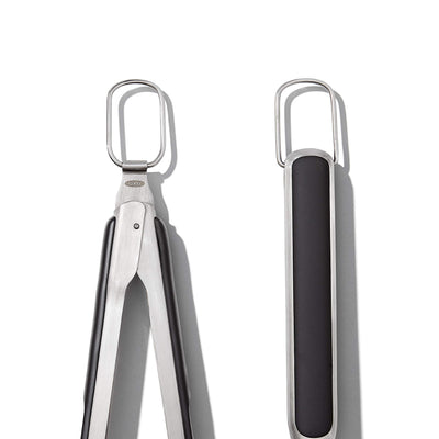 OXO uso en parrilla volteando hamburguesa con control y distancia