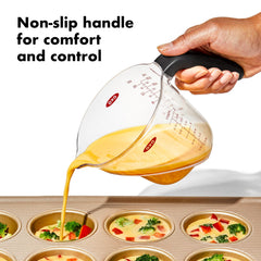 OXO vertido controlado en una ensalada mostrando precisión al servir