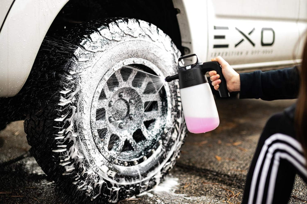 P&S Brake Buster en entorno de taller con coche, eficaz para detailing diario