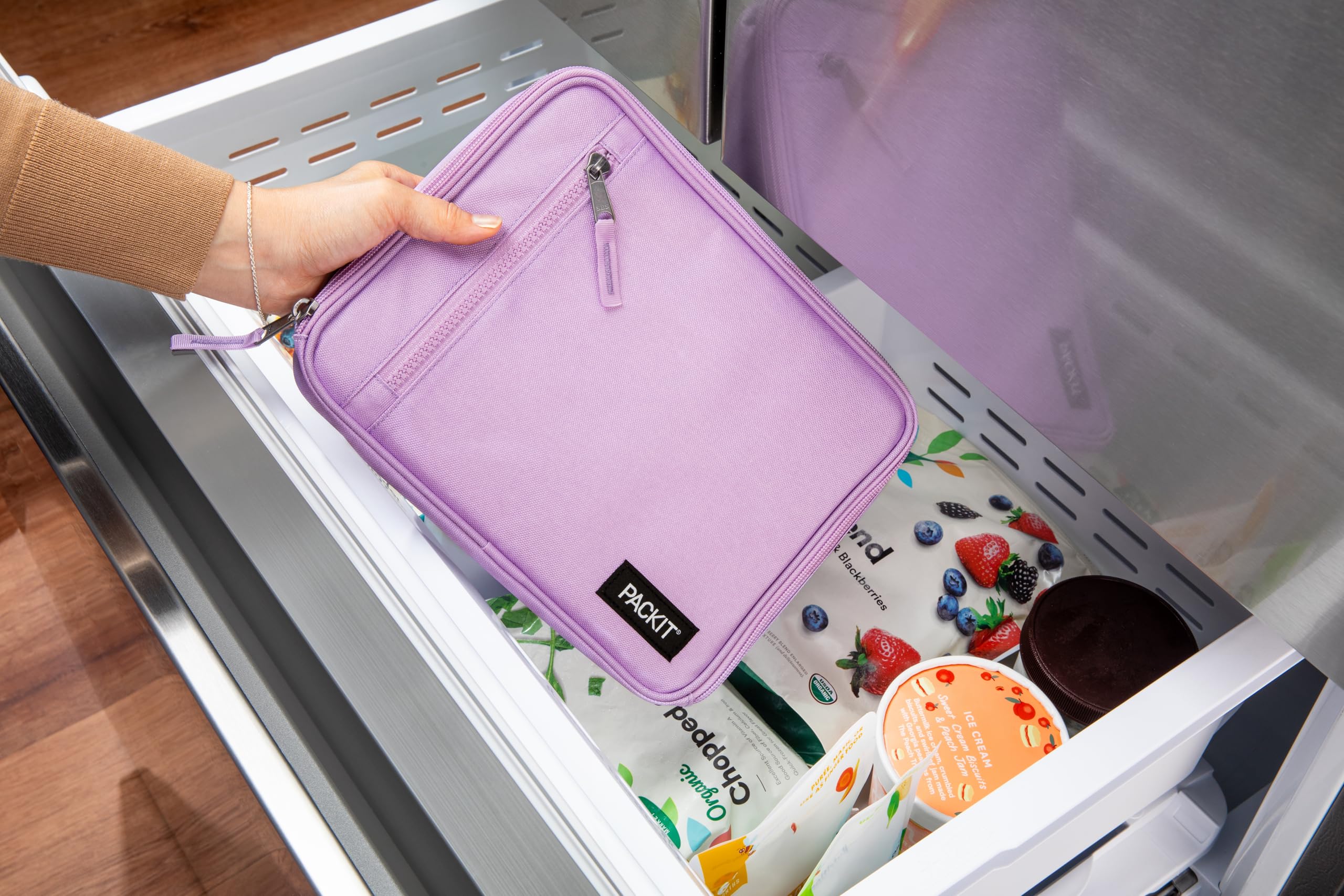 PackIt lonchera plegada junto a reglas para comparar tamaño y ahorro de espacio