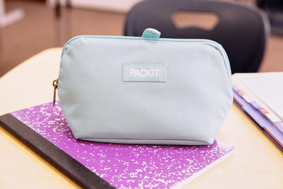 PackIt junto a una mano y objeto para comparar tamaño práctico