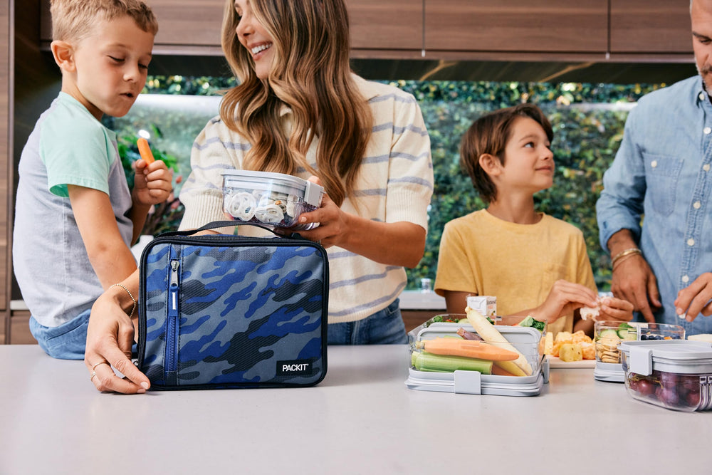 PackIt Sporty Camo Navy detalle del mango y hebilla para sujetar a mochilas