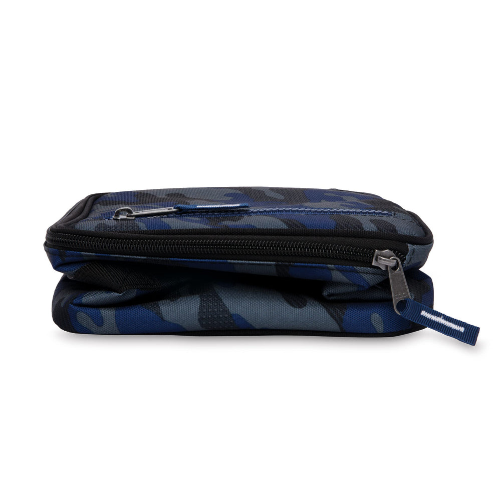 PackIt Sporty Camo Navy junto a regla para ver dimensiones y capacidad, ahorro espacio