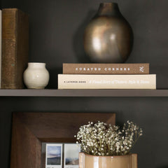 Paige McRae Home & Decor libros en estantería, añaden coherencia y calidez