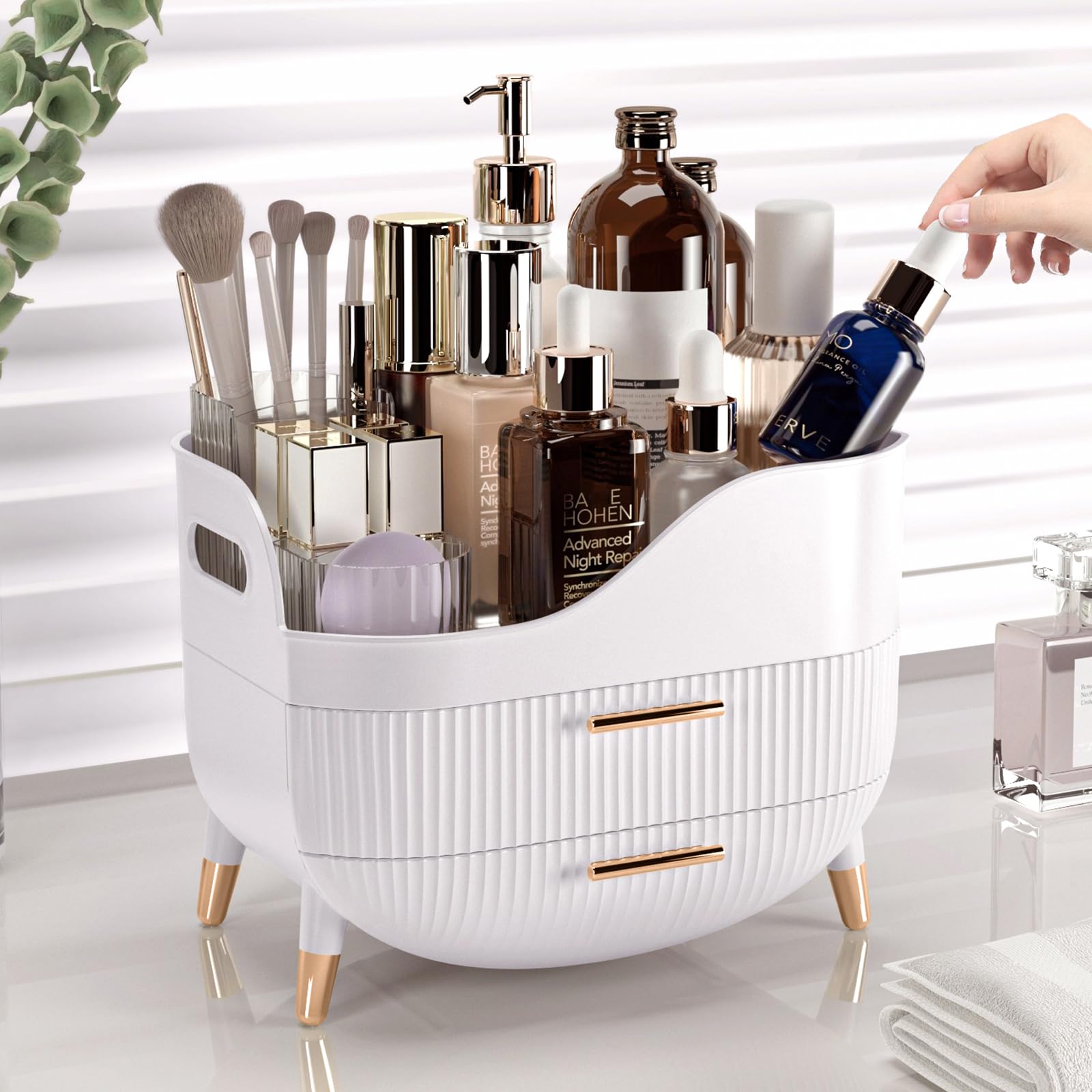 Pajiriona en uso con productos de maquillaje, facilita rutinas diarias