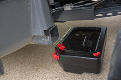 PAK comparación de tamaño con manos para mostrar ergonomía y transporte cómodo