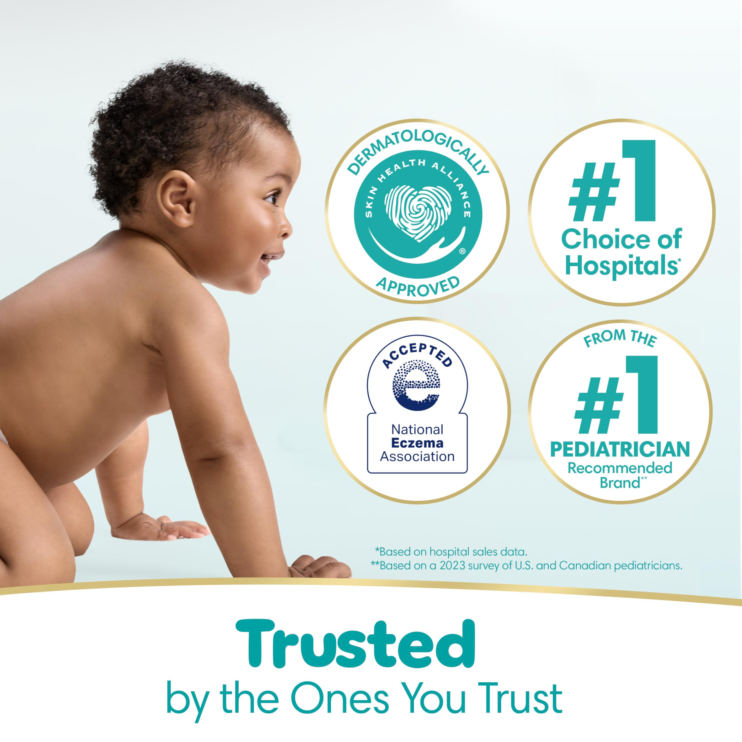 Pampers comparación de tamaño junto a una mano para escala y cantidad