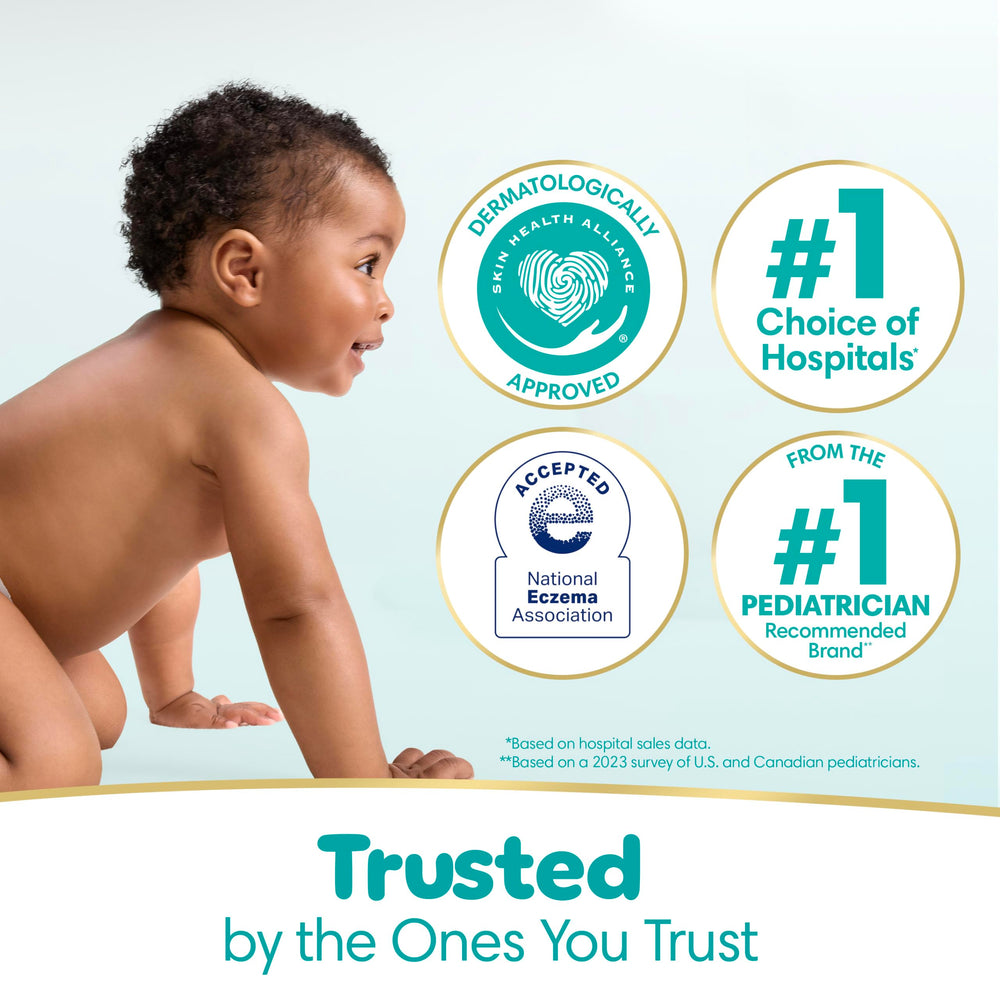 Pampers comparación de tamaño junto a una mano para escala y cantidad