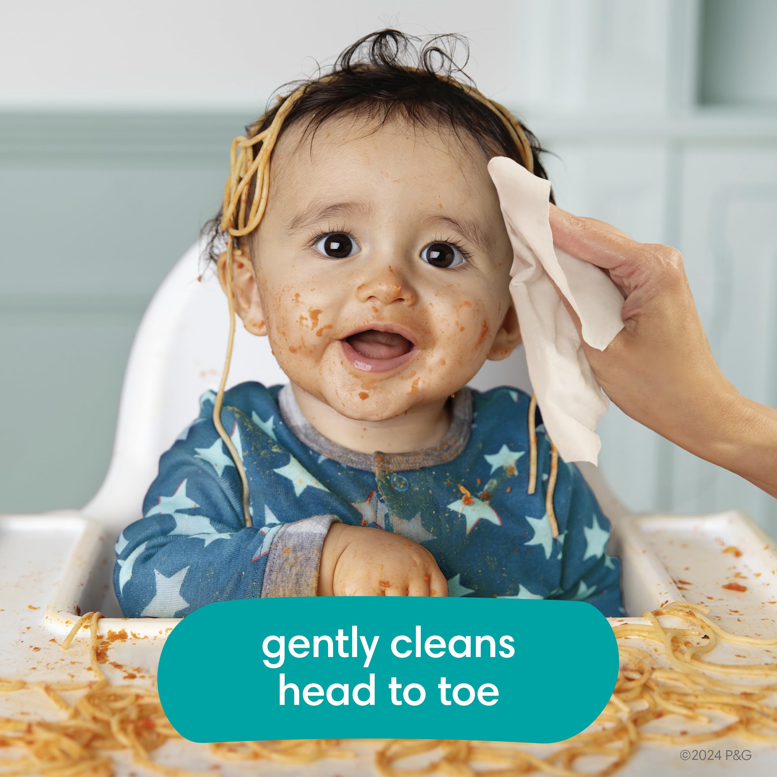 Pampers toallita en mano limpiando manos bebé cómodo y seguro