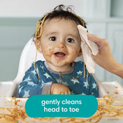 Pampers toallita en mano limpiando manos bebé cómodo y seguro