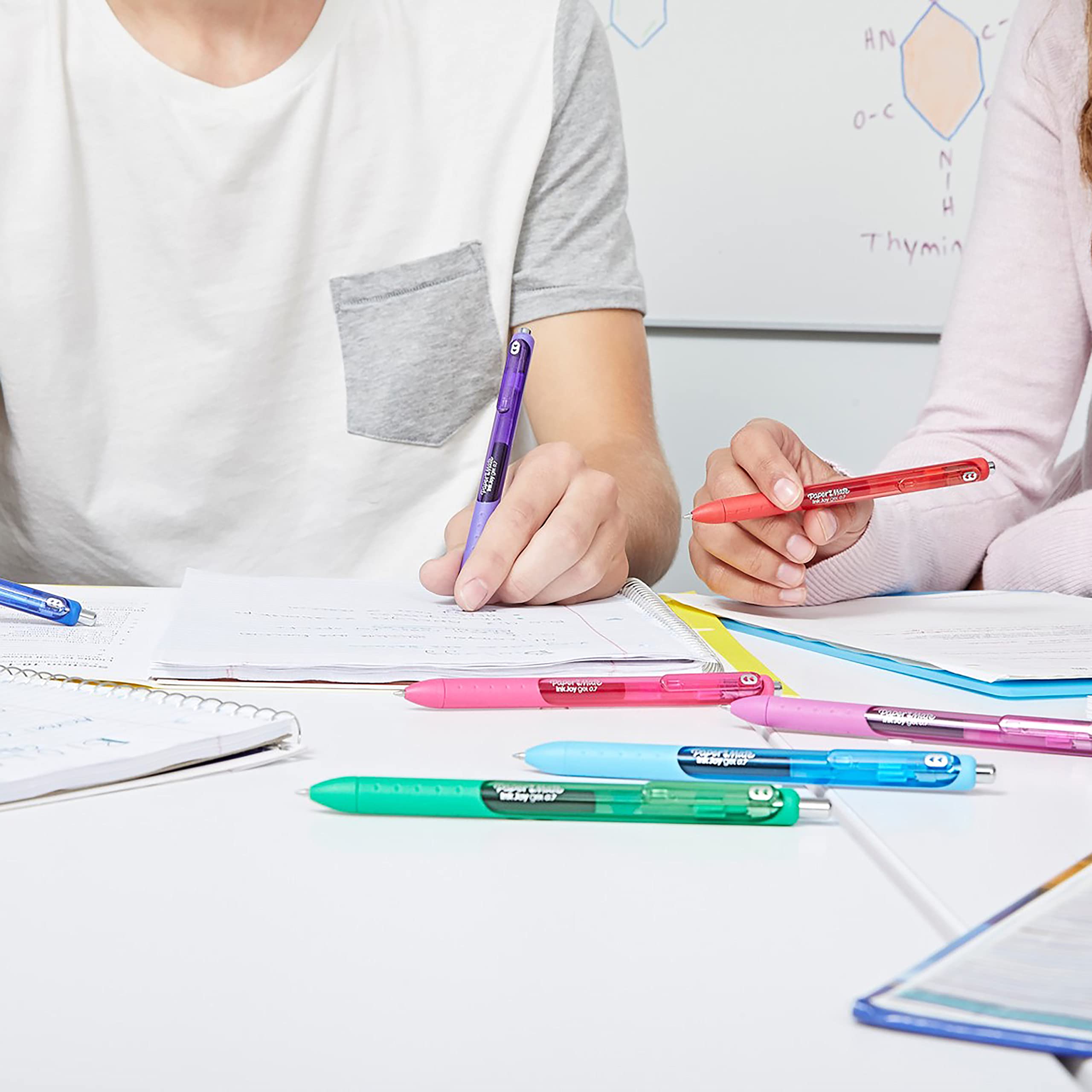 Paper Mate bolígrafo junto a un lápiz para comparar tamaño y control