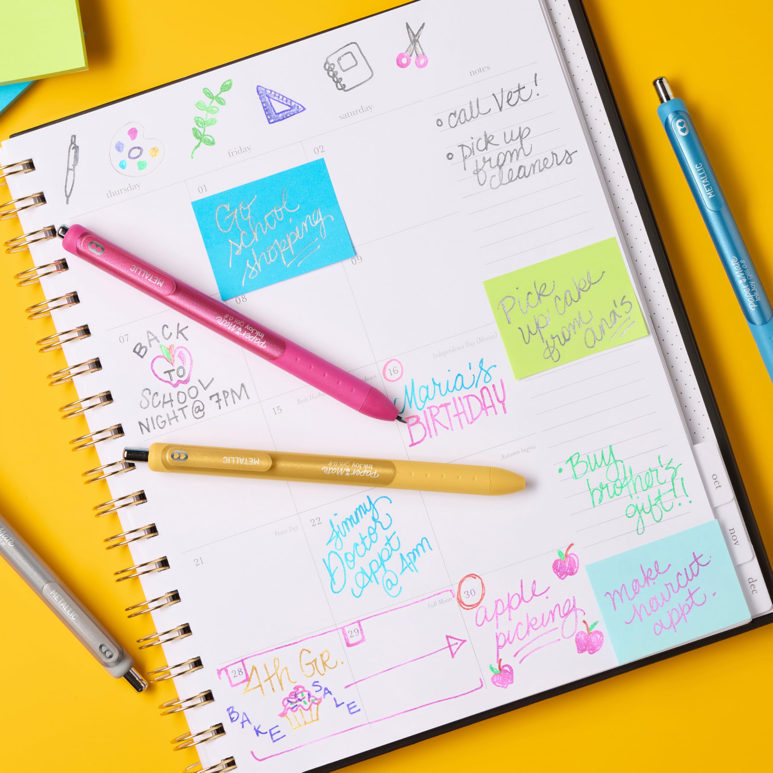 Paper Mate bolígrafos en uso sobre escritorio para notas y proyectos creativos