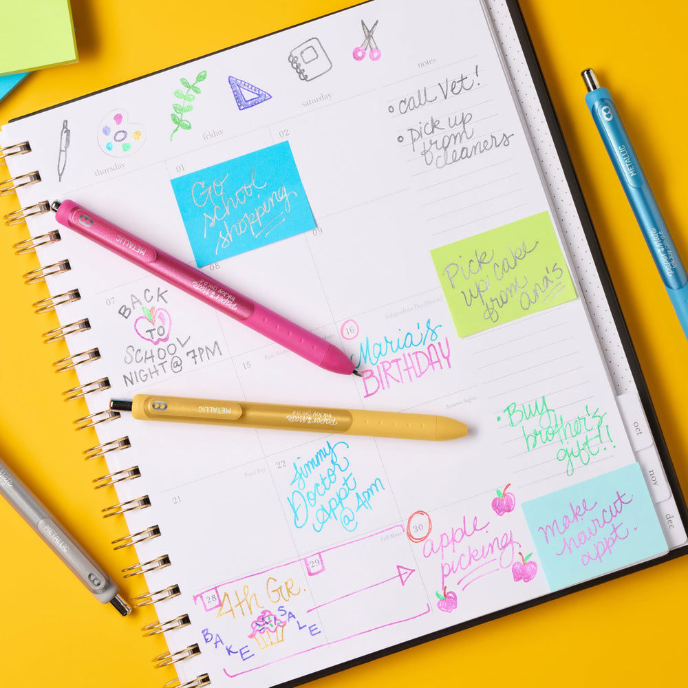 Paper Mate bolígrafos en uso sobre escritorio para notas y proyectos creativos