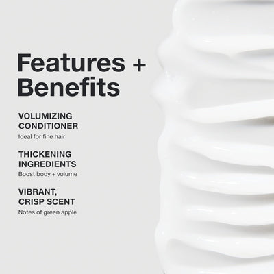 Aplicación del acondicionador Paul Mitchell Extra-Body sobre cabello húmedo para desenredar y dar cuerpo