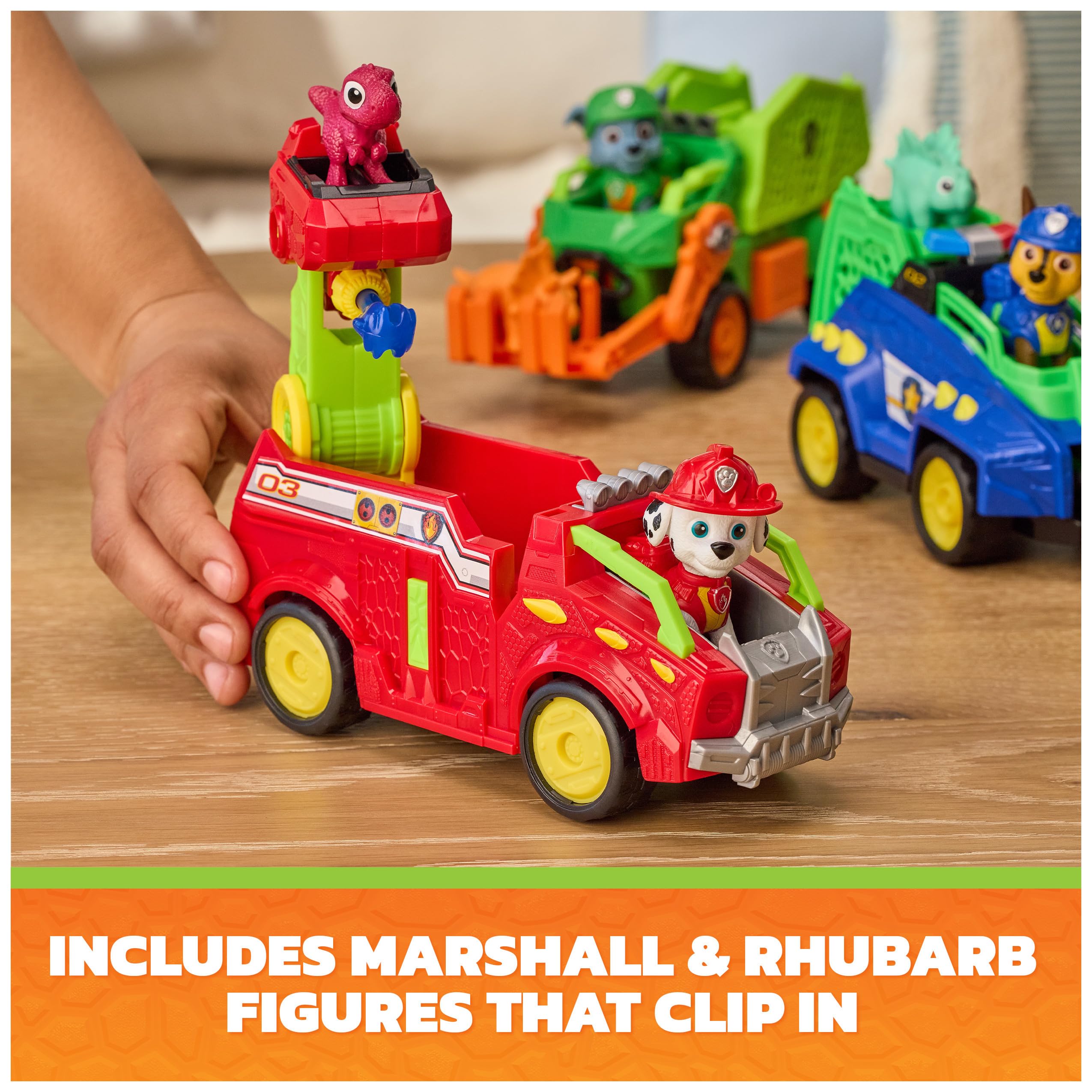 PAW Patrol figura Rubarb colocada en la escalera para escenas prehistóricas