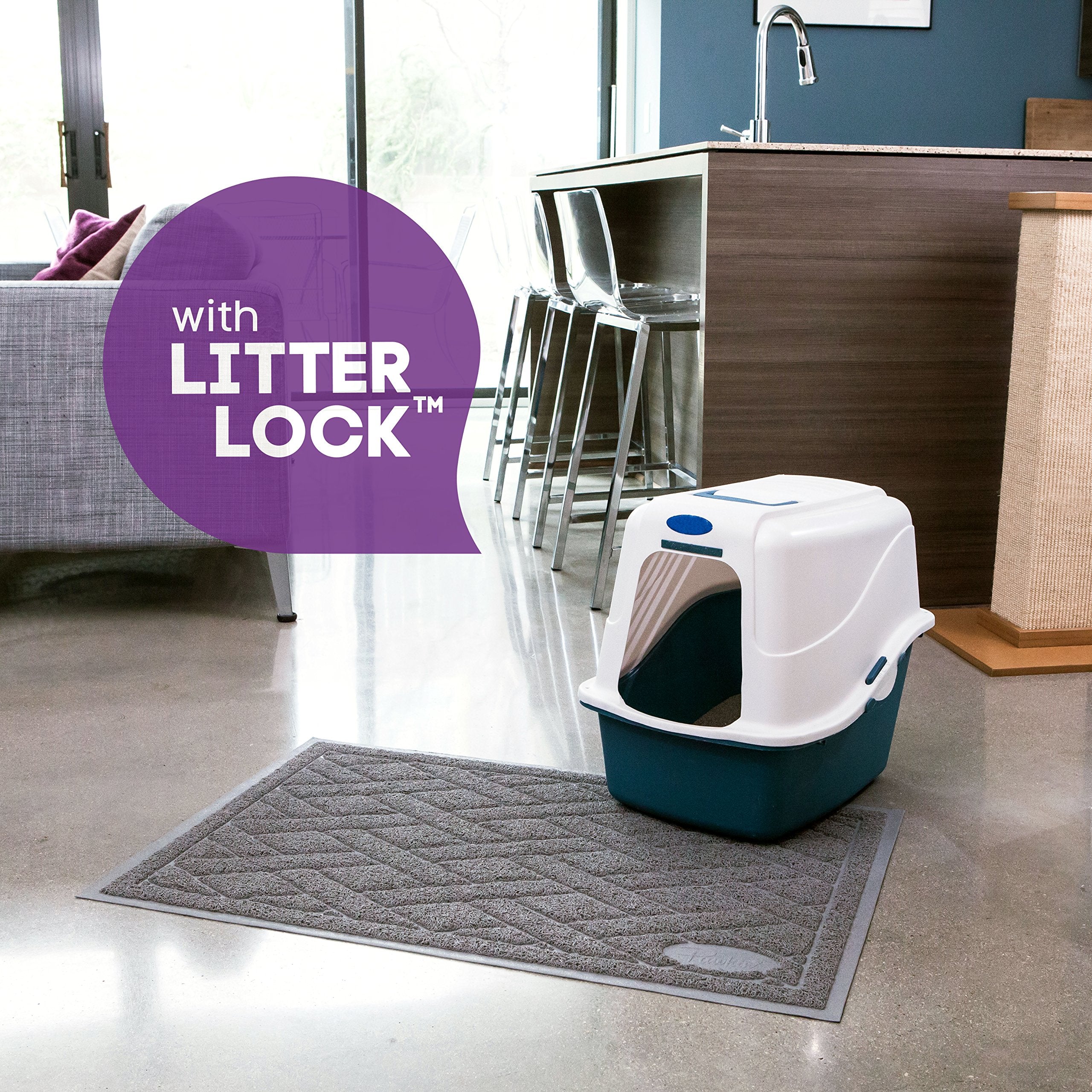 Pawkin tapete junto a gato para mostrar escala y confort de patas