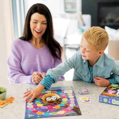 Peaceable Kingdom manos de niño junto a las piezas para demostrar tamaño y facilidad de uso