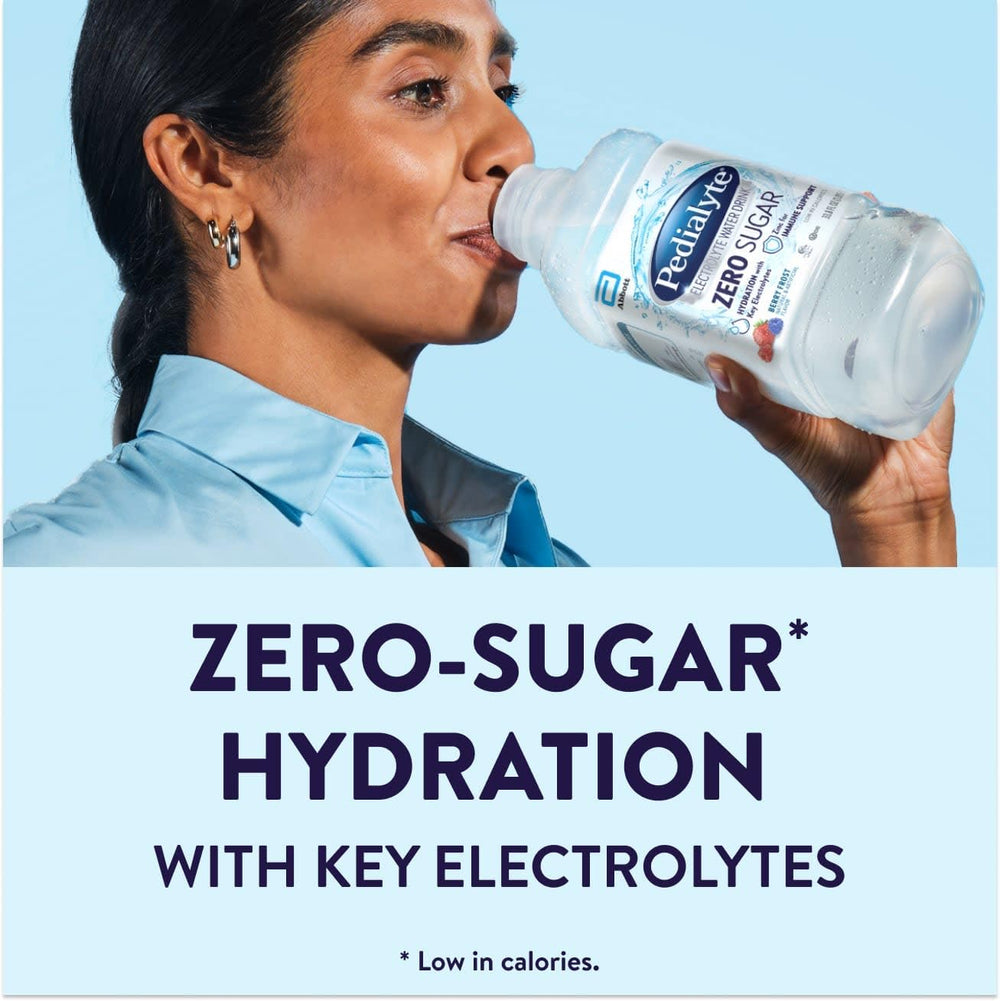 Pedialyte botella junto a mano para comparar tamaño y conveniencia de transporte