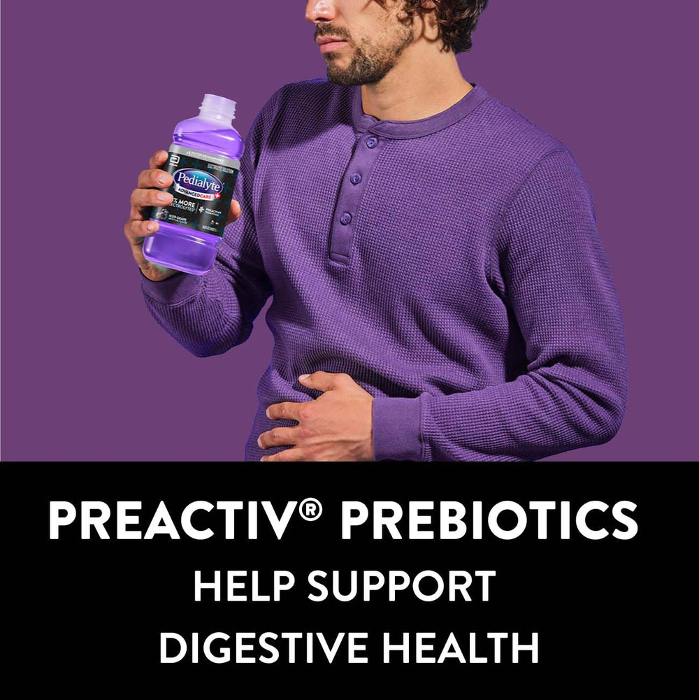 Persona bebiendo Pedialyte Iced Grape tras entreno para rápida rehidratación
