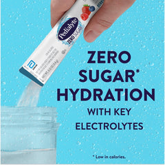 Pedialyte sobre en mano que muestra tamaño y portabilidad para usar fuera de casa