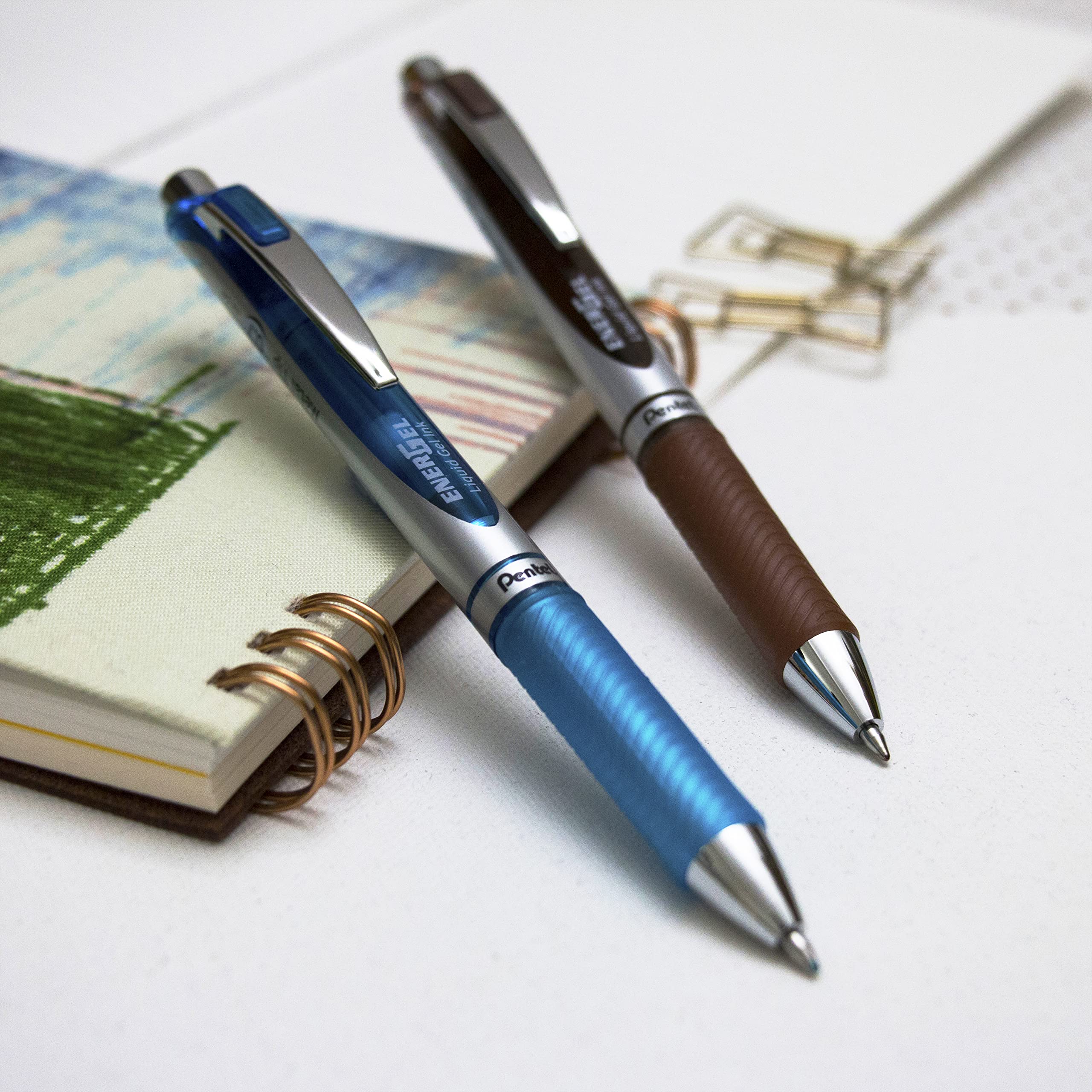 Persona usando Pentel EnerGel RTX para notas rápidas, beneficio de secado rápido