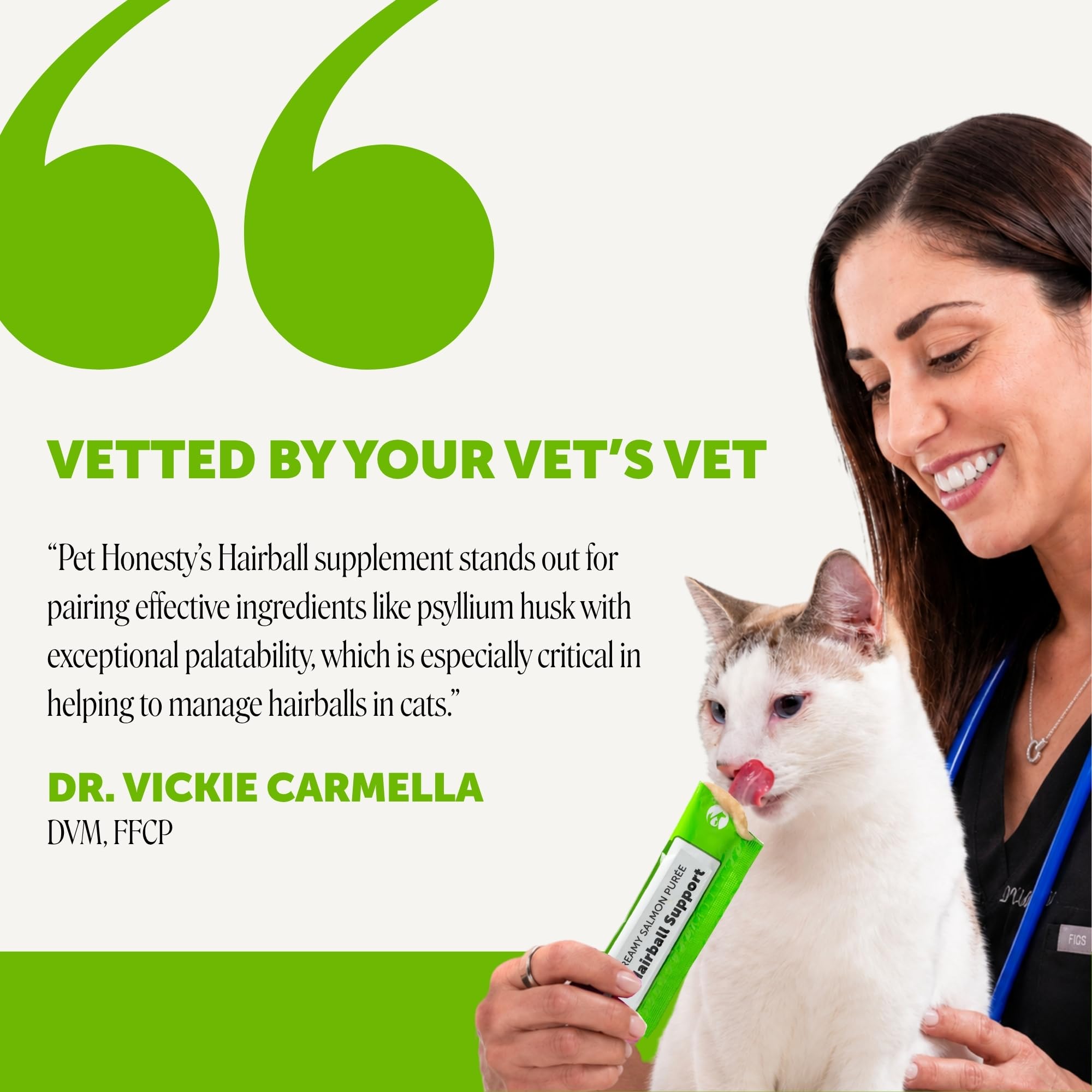Pet Honesty gato lamiendo el pouch y disfrutando sabor a salmón