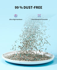 PETKIT clump demonstration with scoop showing firm clumps for faster cleaning