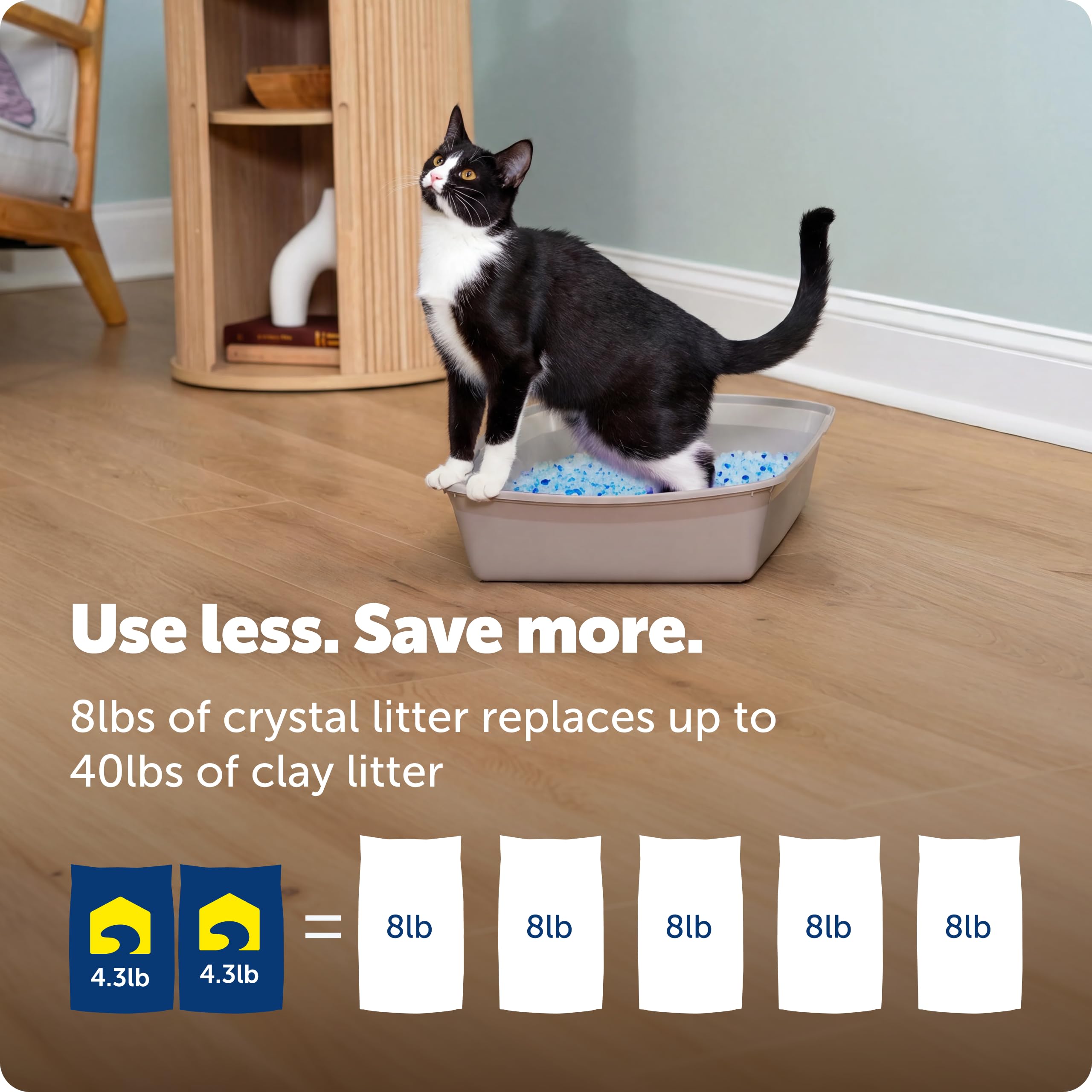 PetSafe bolsa junto a una mano para comparar tamaño y duración por gato