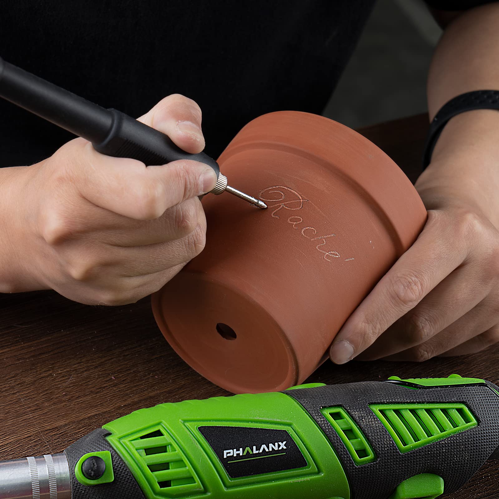 PHALANX herramienta en mano puliendo una pieza de joyería para acabados detallados