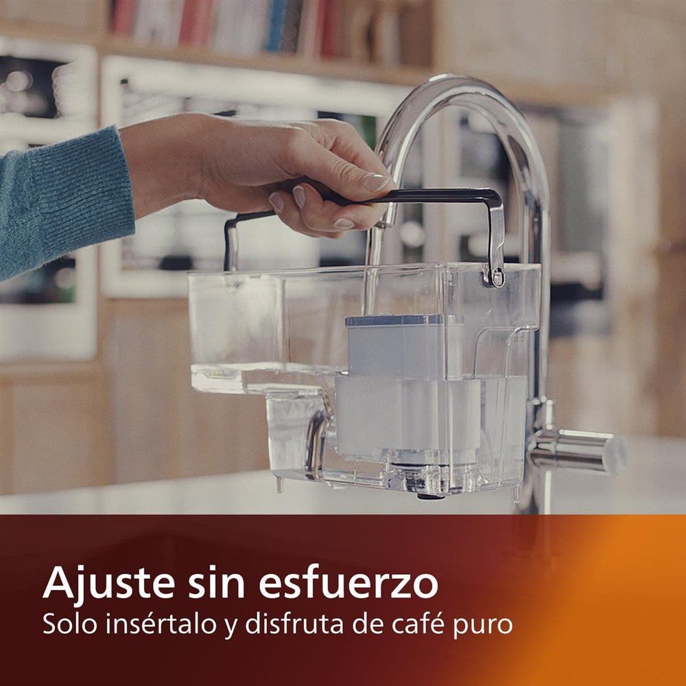 Philips AquaClean agua filtrada vertiéndose en cafetera para mejor sabor