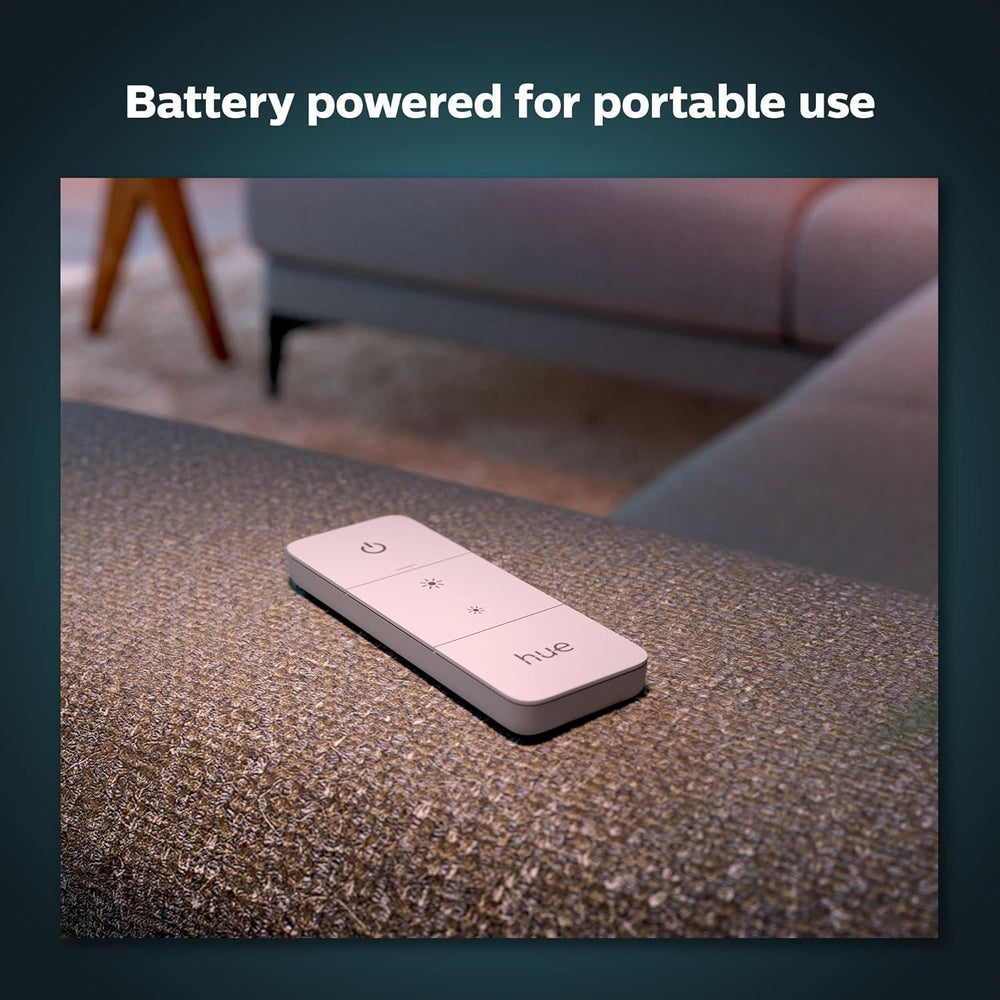 Philips Hue mando en mano regulando luz de lectura, ambiente cómodo