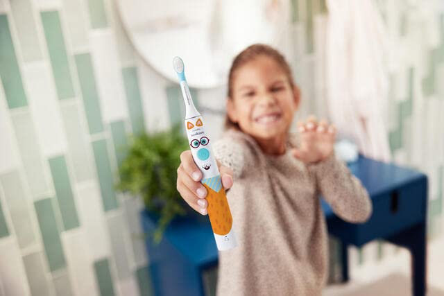 Philips Sonicare comparación de tamaño del cepillo frente a una mano adulta