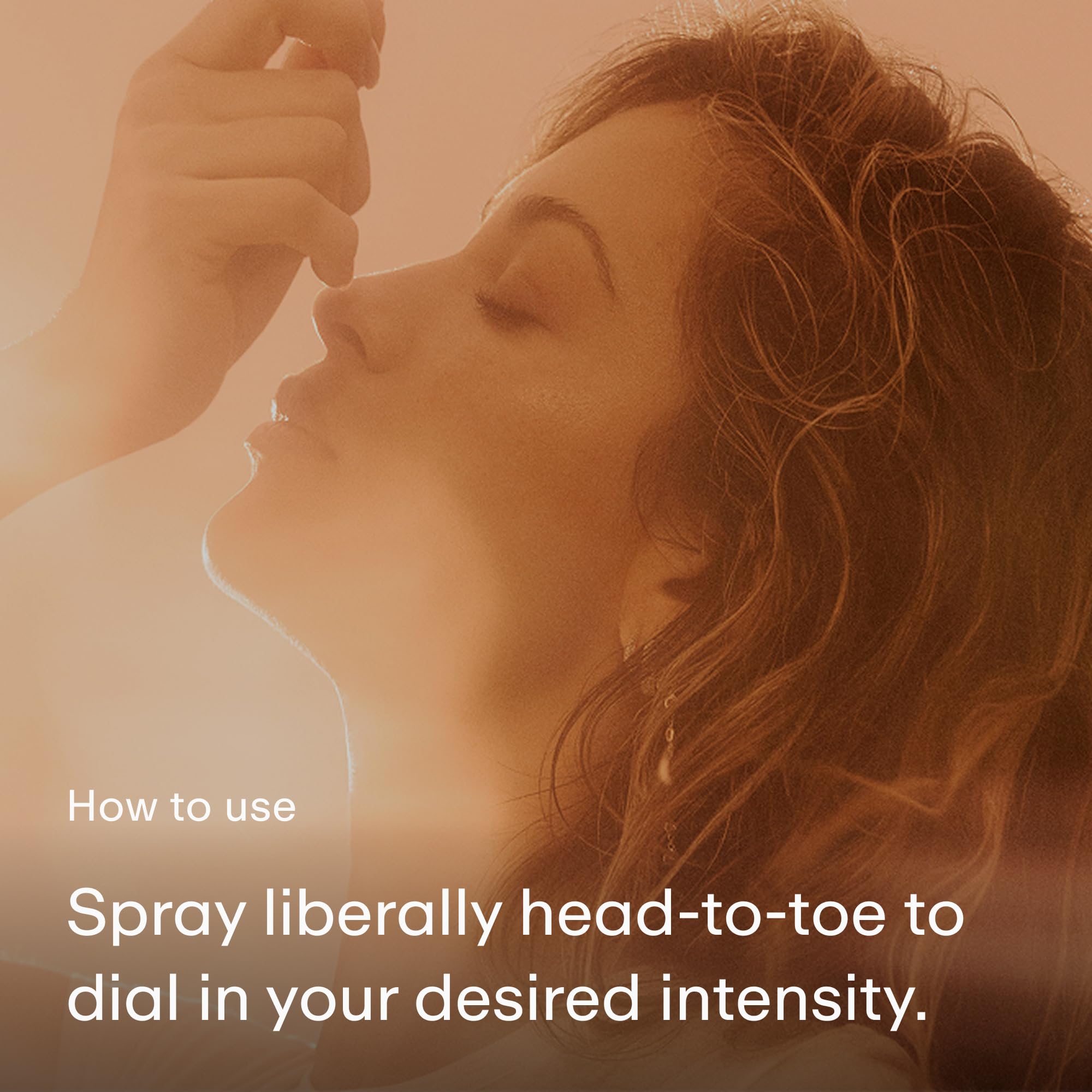 PHLUR spray aplicado en cabello creando aroma duradero y sensación suave