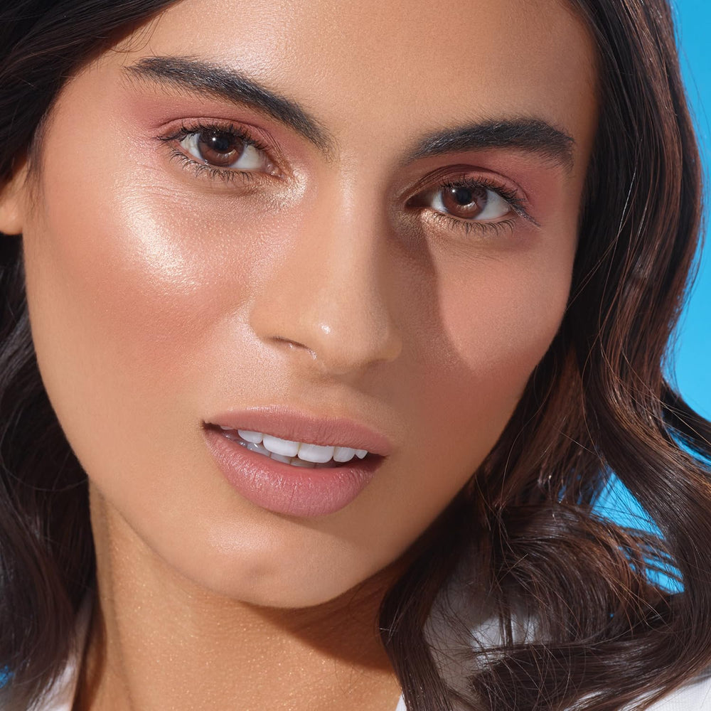 Physicians Formula paleta en mano comparando tamaño práctico para viaje y organización