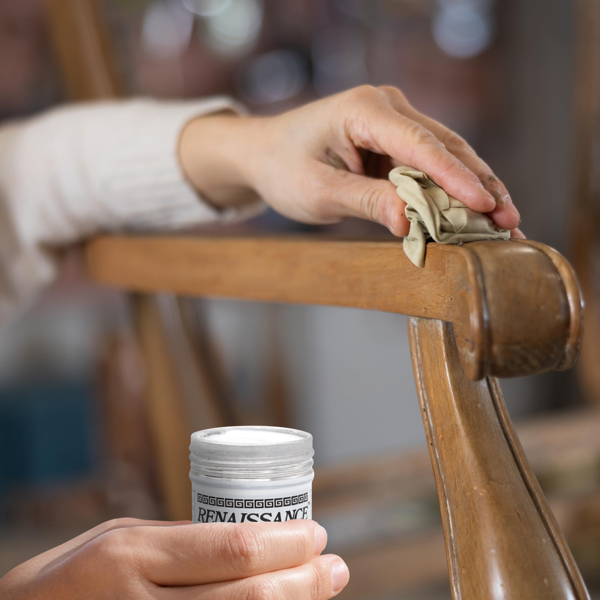 Picreator lata en mano comparativa para apreciar el tamaño práctico de 65 ml