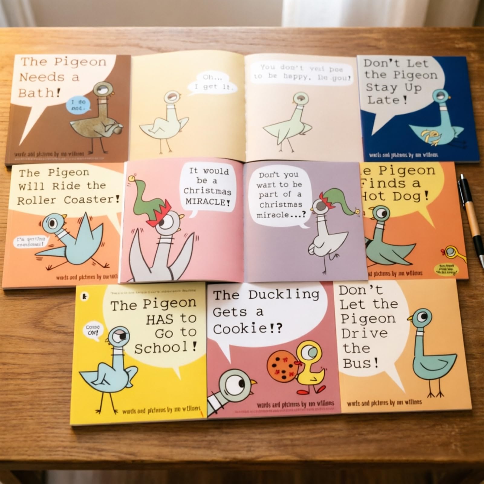 Generic libro Pigeon abierto en página interior con texto y dibujo, ayuda a seguimiento visual