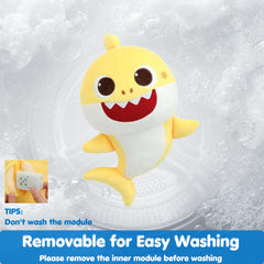 Niño sujetando Pinkfong Baby Shark demostrando ergonomía y portabilidad